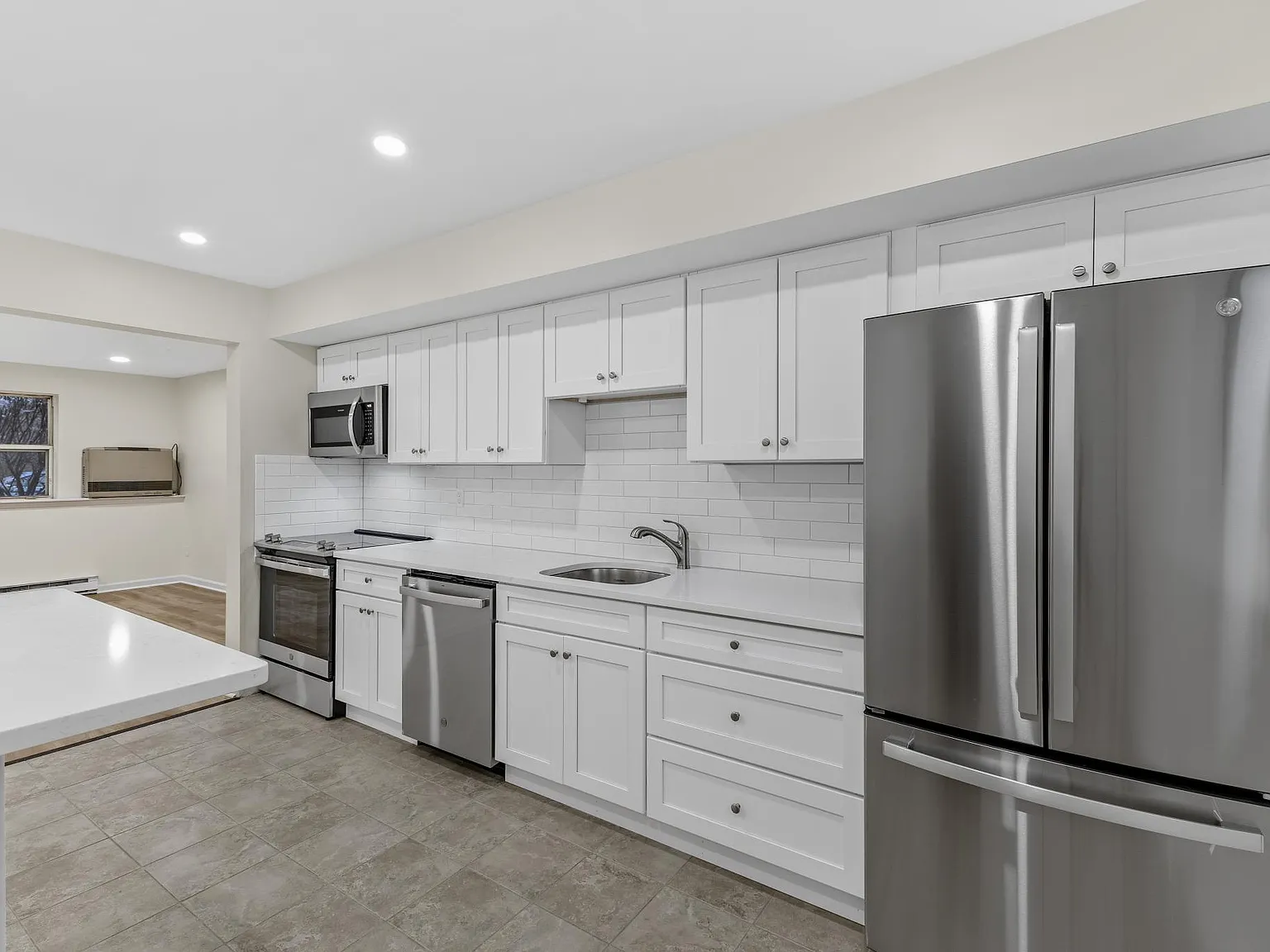 2 bed, 1000 sqft, $1,825 — Photo 4