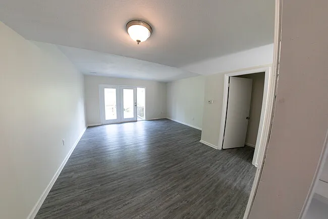 825 Broad St — Photo 2
