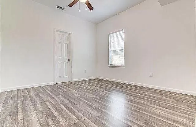 1215 E 12th St — Photo 13