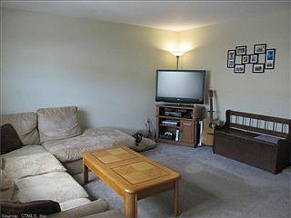 4th image of 10 Garland Dr