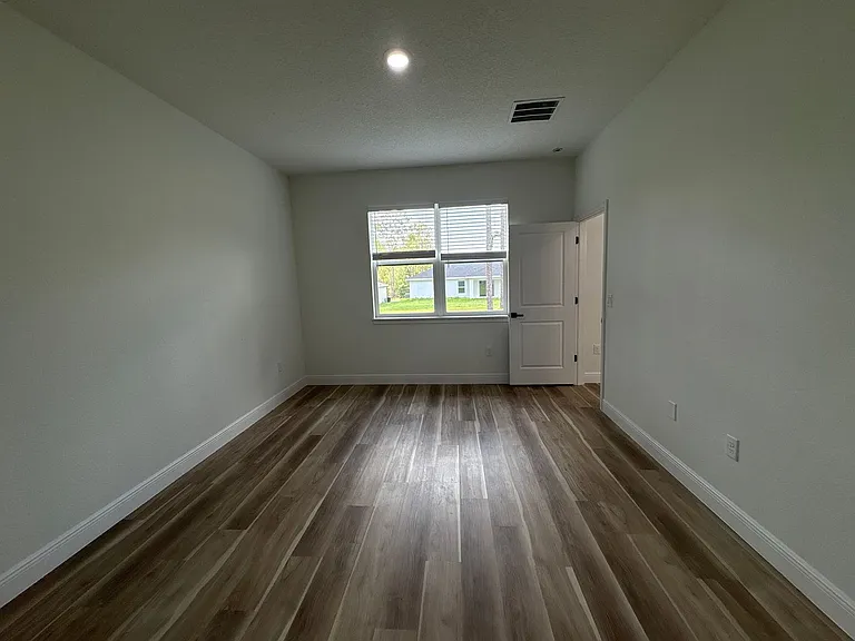 1852 W Quaker Ln — Photo 4