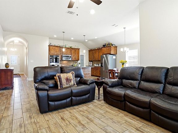 5th image of 904 Avagail Ave