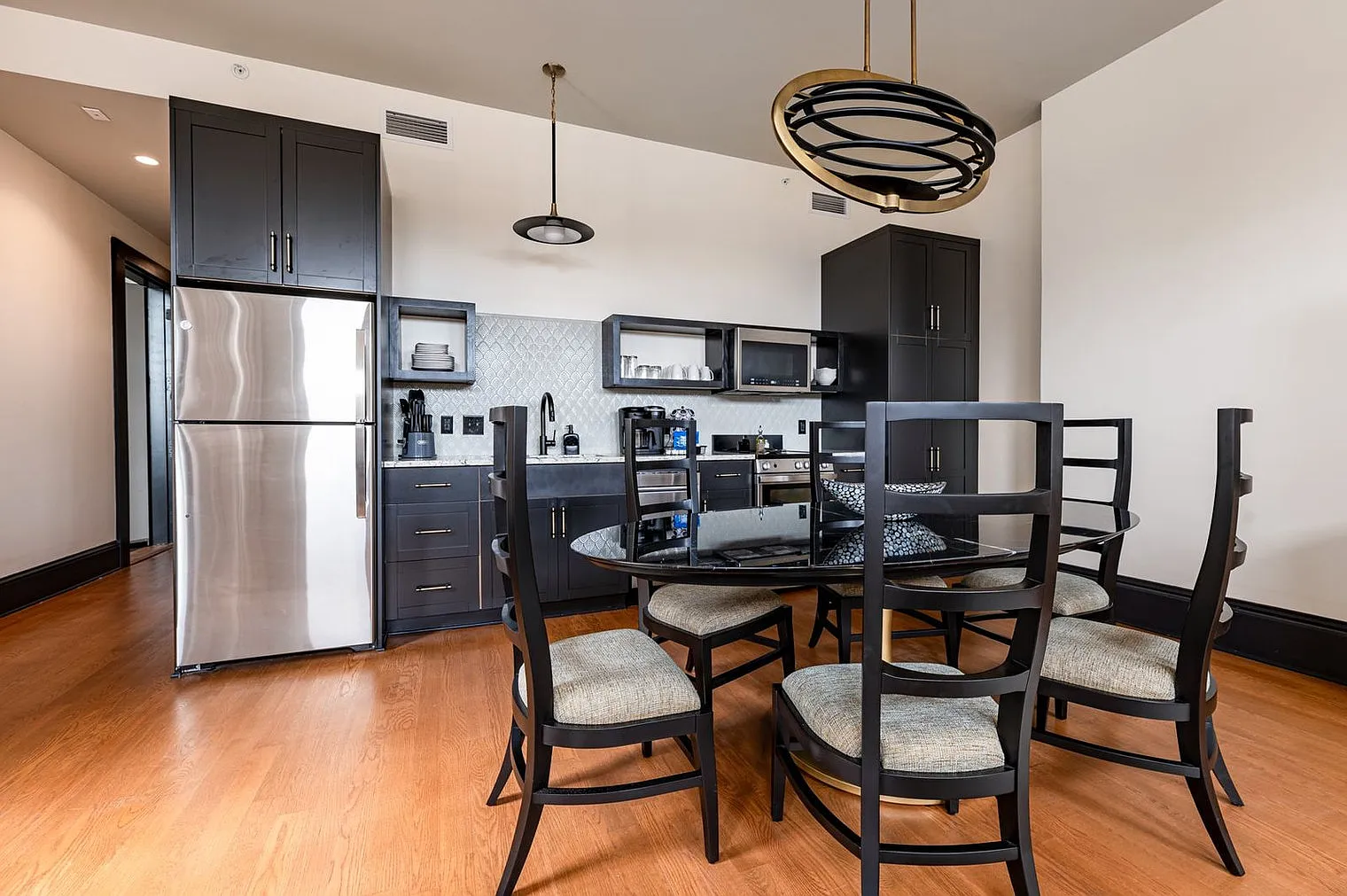 2 bed, 2.0 bath, 1054 sqft, $6,583 — Photo 4