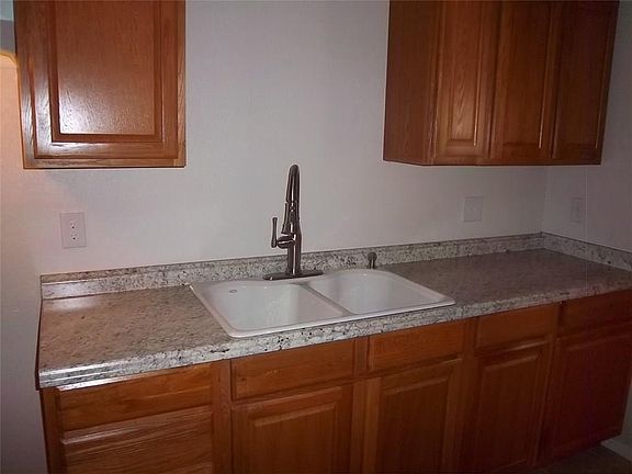 4th image of 302 Ashway St