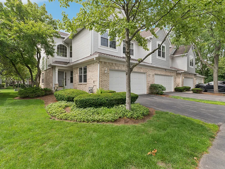 122 Bay Dr — Photo 1
