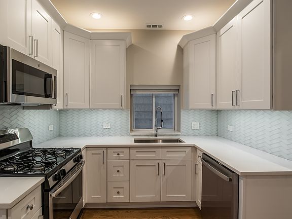 4th image of 1063 N Wood St APT 1