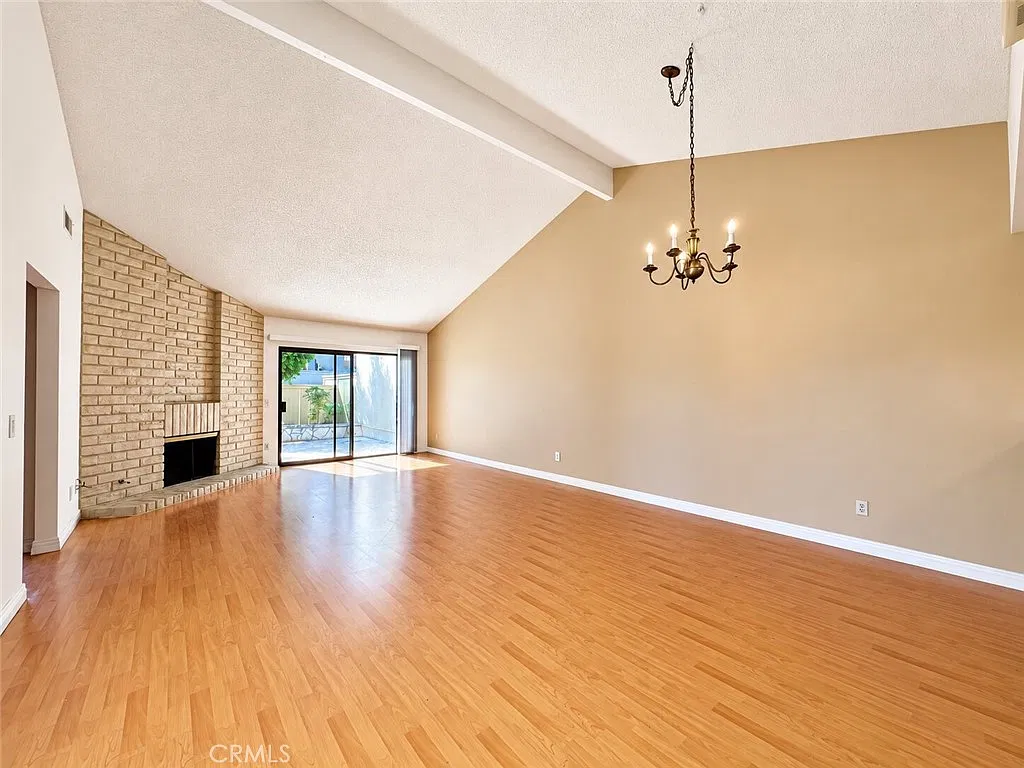 3 bed, 1401 sqft, $4,300 — Photo 3