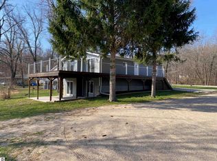 6820 W Shore Dr, Weidman, MI 48893