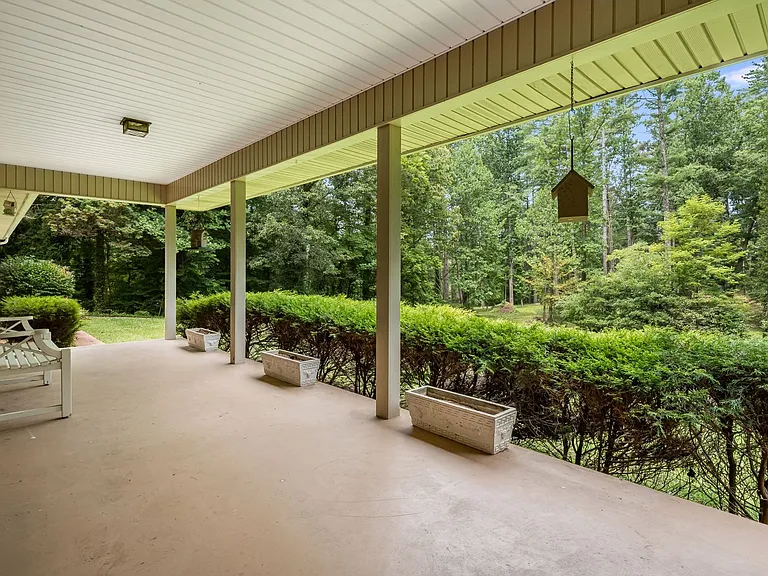 102 Arbor Ln — Photo 2