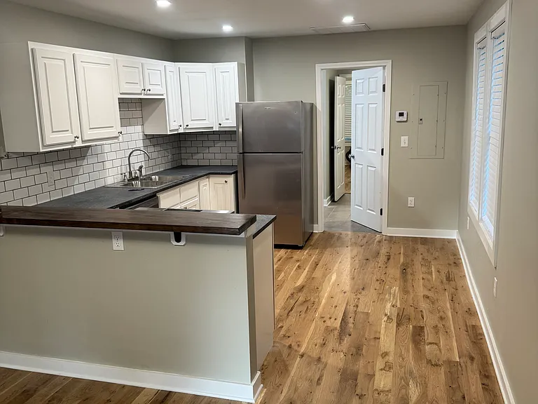 438 N Broadway St #B — Photo 9