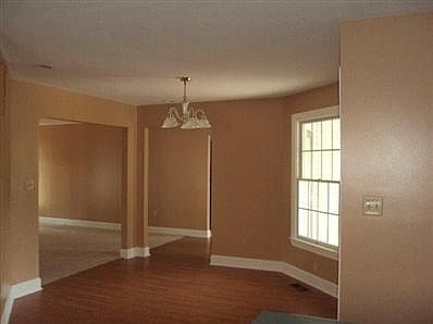 5th image of 125 Vaughn Ave