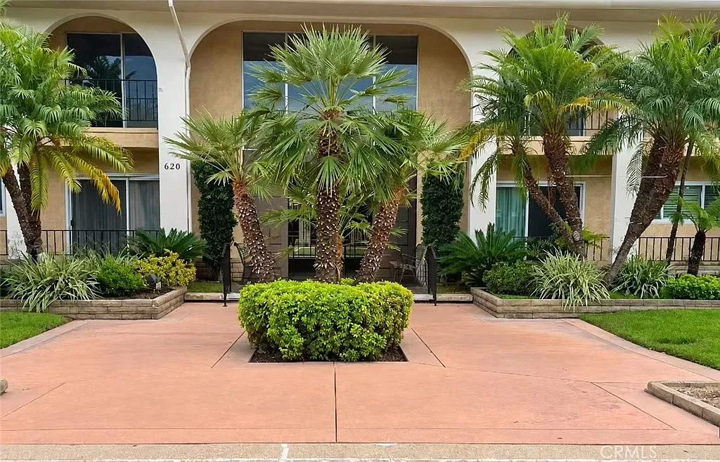 3 bed, 1703 sqft, $3,300 — Photo 2