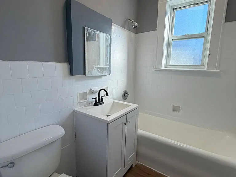 515 W 7th St #207 — Photo 3