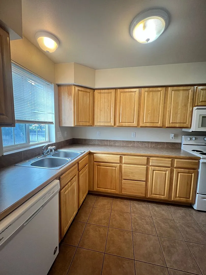 1713 W Fern Dr — Photo 2