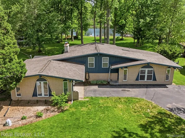 7514 Capri Dr, White Lake, MI 48383