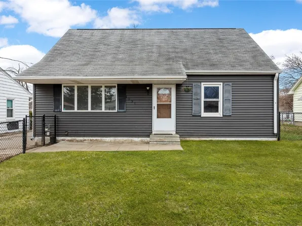 1031 Center St NE, Cedar Rapids, IA 52402