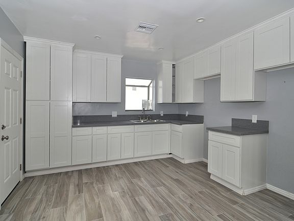 3rd image of 11325-11327-13327 ½ Tiara St