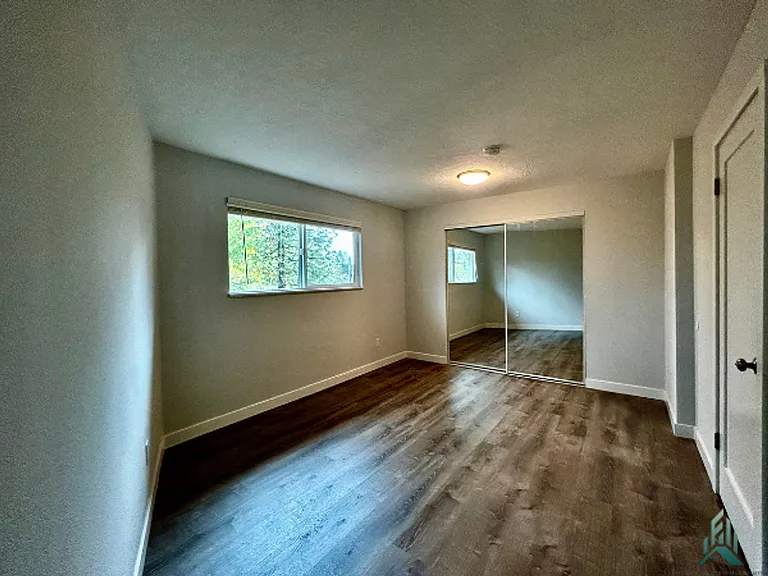 193-195 SE Bridgeway Ave — Photo 5