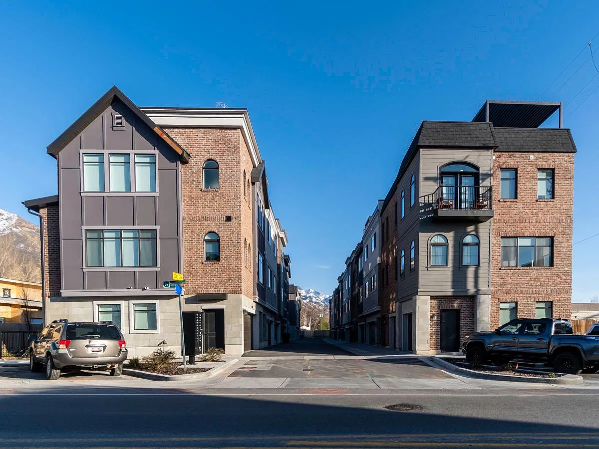 2 bed, 2.5 bath, 1500 sqft, $3,600 — Photo 2