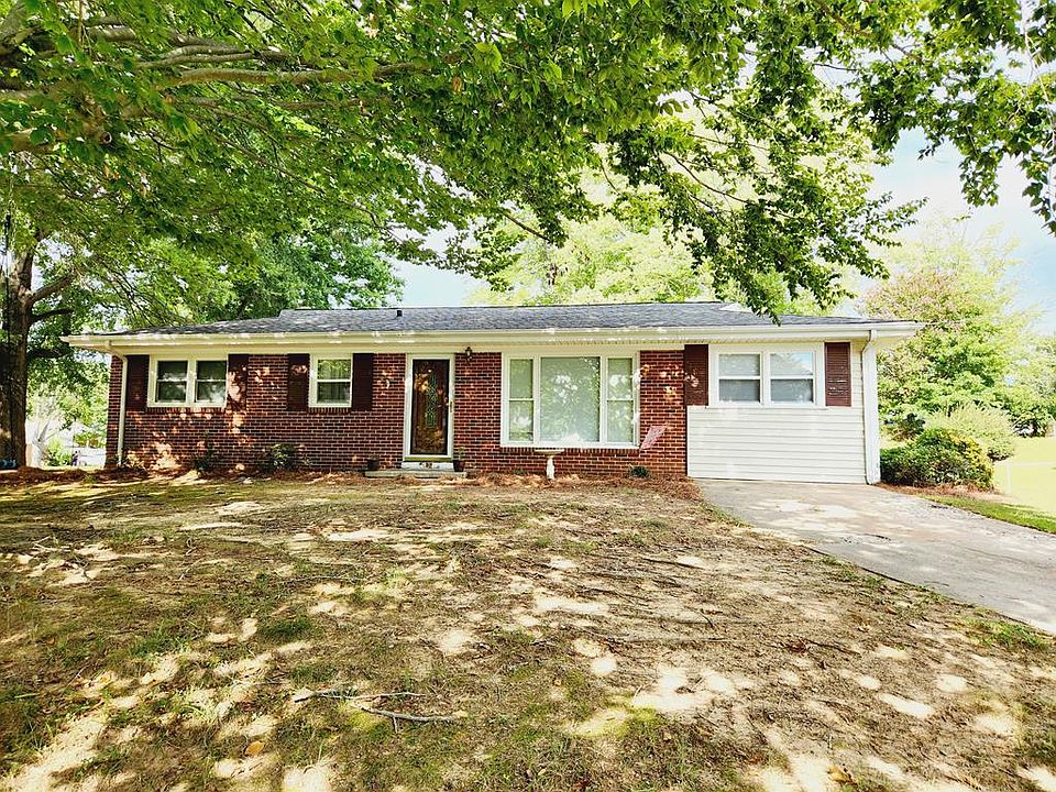 1st image of 221 Lansbury Dr