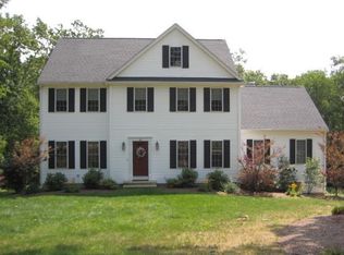 124 Paradise Ln, Sturbridge, MA 01518