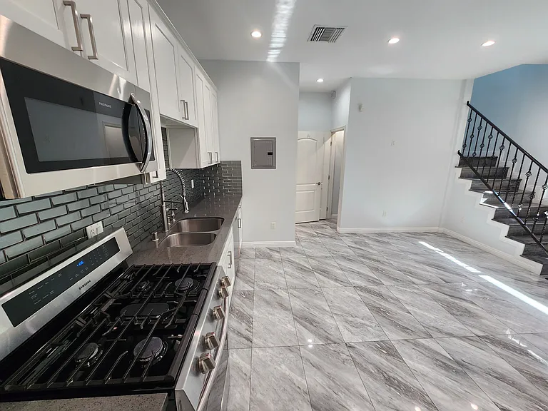 6827 Murietta Ave — Photo 29