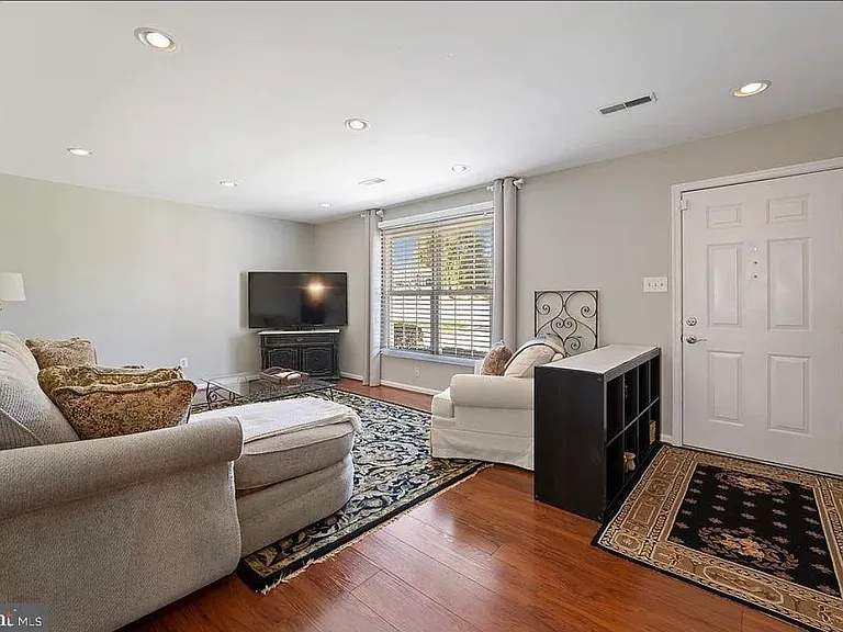 427 Foxcroft Rd — Photo 3
