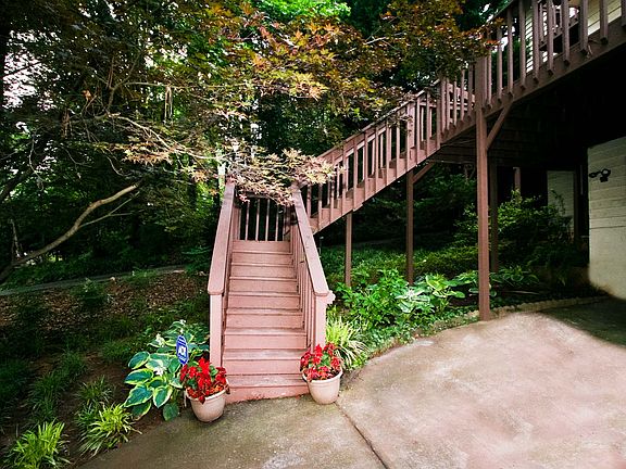 2nd image of 859 Lake Dr