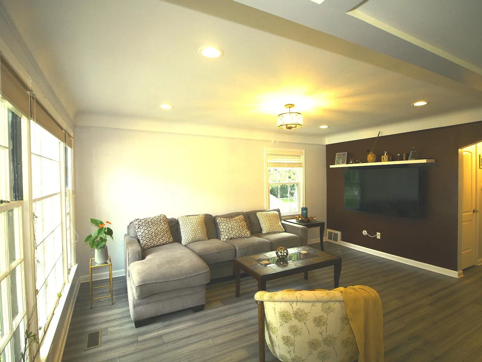 3 bed, 1076 sqft, $2,100 — Photo 4