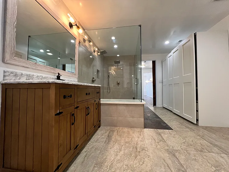 Bathroom with luxurios spa - like 2 person shower and extra spacious vanity