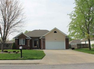 1005 Bramble Bush Dr, Hutchinson, KS 67502