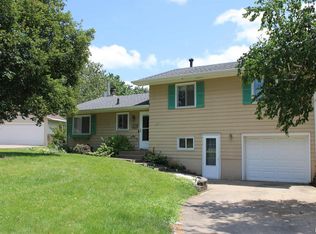2809 Hillside Ct, Bettendorf, IA 52722