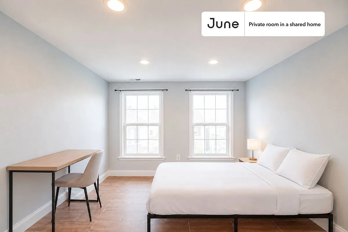 Queen bedroom in 7 bed/6 bath home in Dupont Park #1811 F — Photo 1