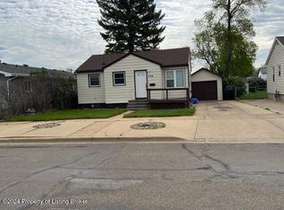 738 5th Ave W, Dickinson, ND 58601