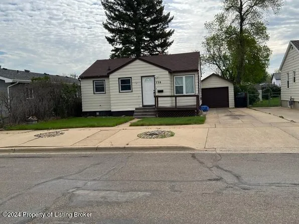 738 5th Ave W, Dickinson, ND 58601
