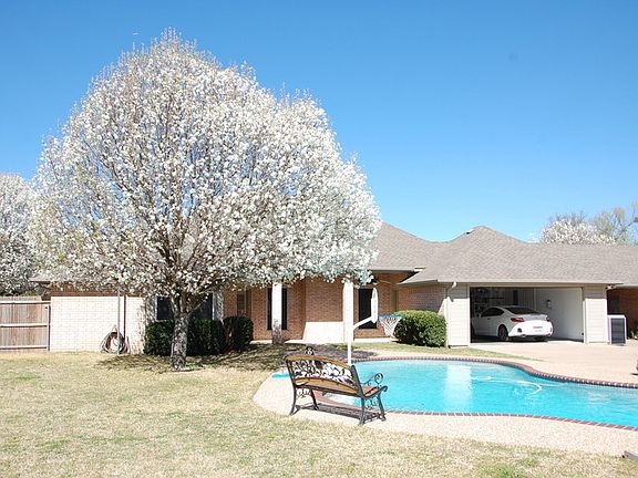 3rd image of 224 Woodbine Dr
