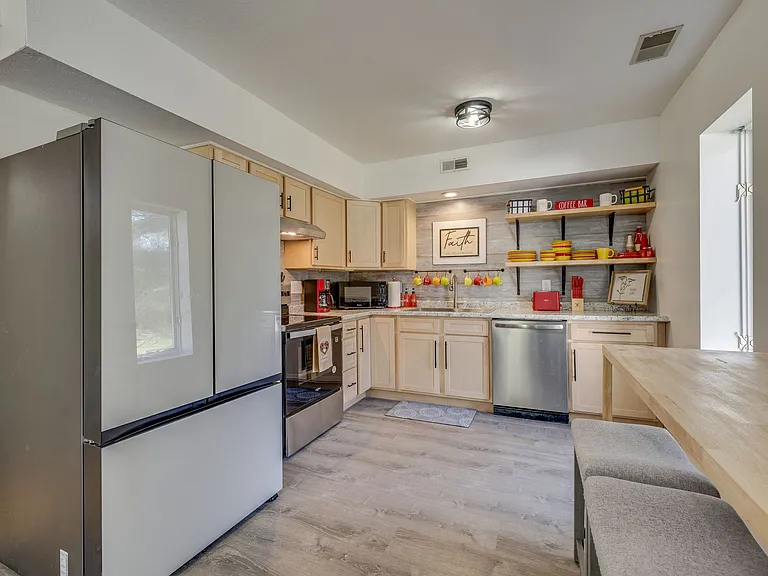 5009 Emerald Dr — Photo 32