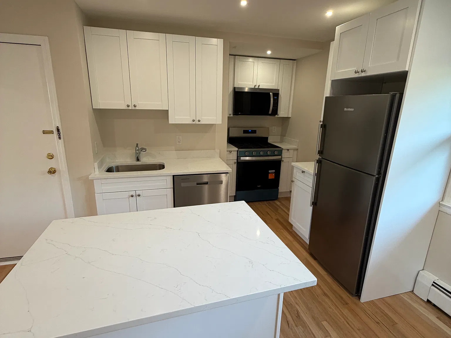 3 bed, 950 sqft, $2,850 — Photo 3