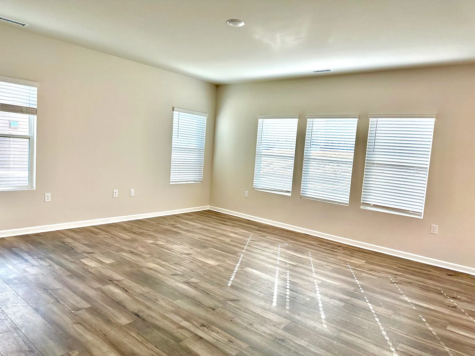 4 bed, 2368 sqft, $2,399 — Photo 2