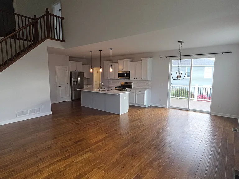 W239N3743 River Birch Ct — Photo 4