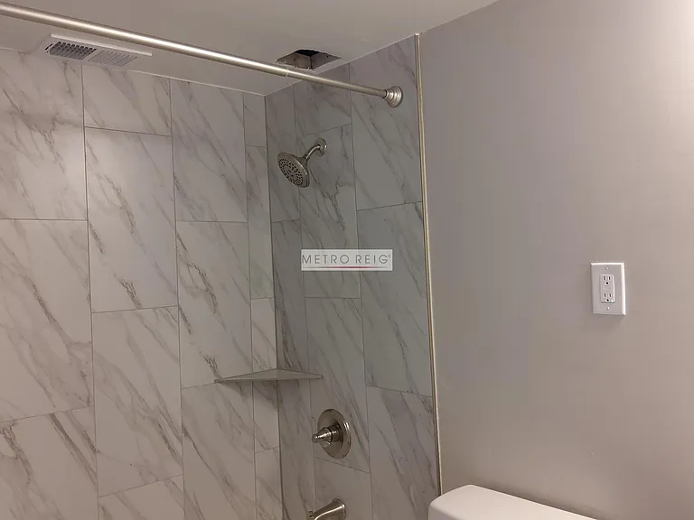 Full bath in hallway