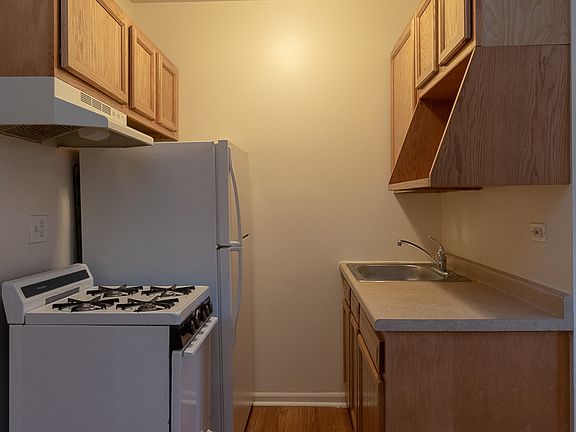 2nd image of 4031 N Kenmore Ave APT 104