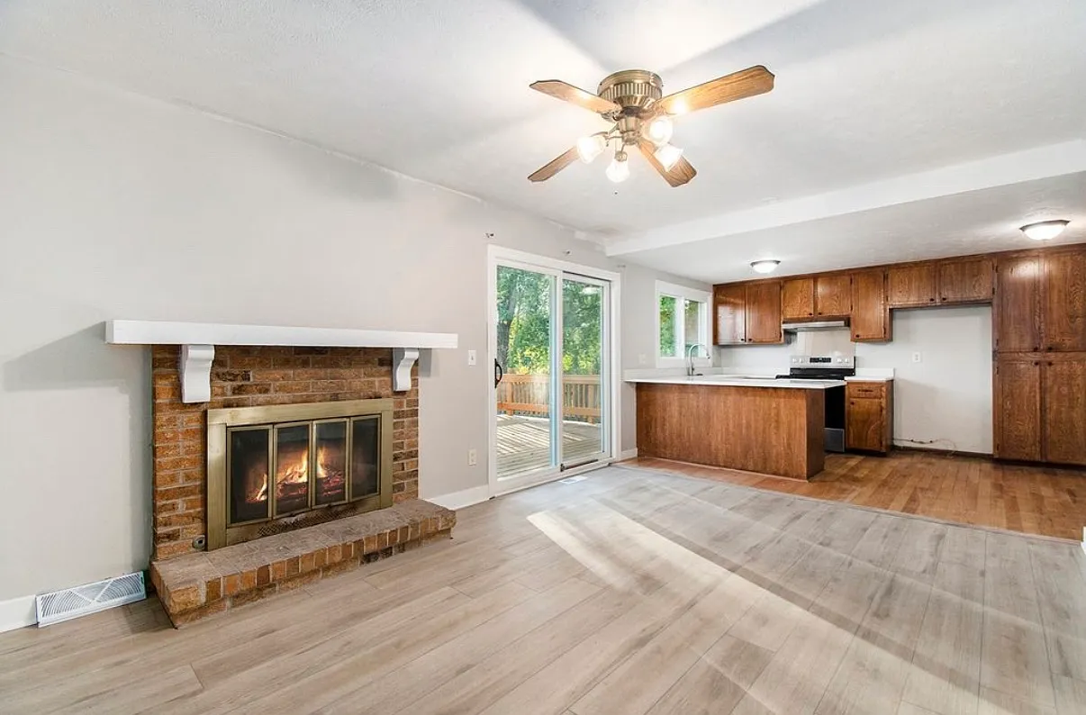 3 bed, 2063 sqft, $2,100 — Photo 2
