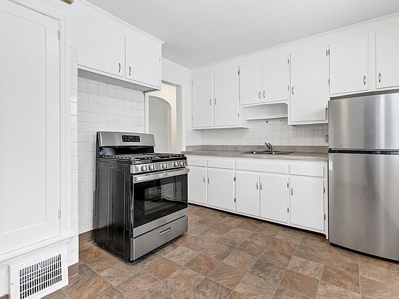 5th image of 25471 Shoreview Ave