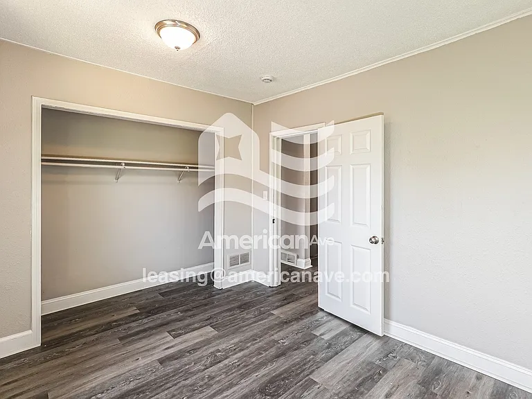 422673_013_bedroom_12.jpg