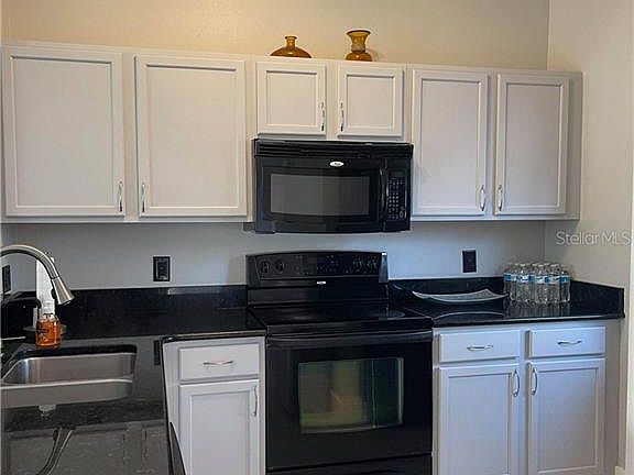 4th image of 930 Park Terrace Cir