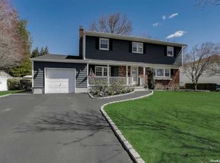 14 Vanderbilt Ln, Old Bethpage, NY 11804