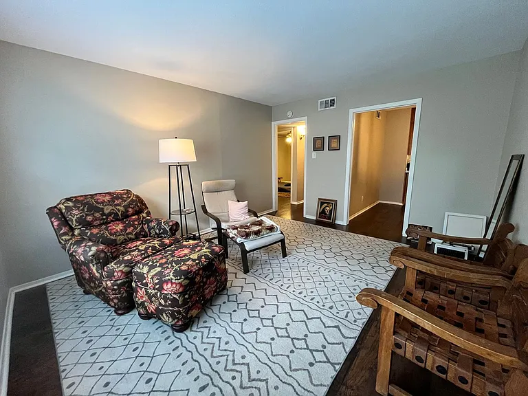 1107 N Locust St — Photo 3