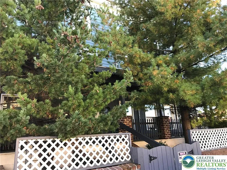 1352 Gordon St #2 — Photo 8
