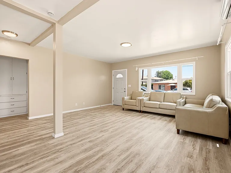 327 S Lincoln Pl — Photo 5